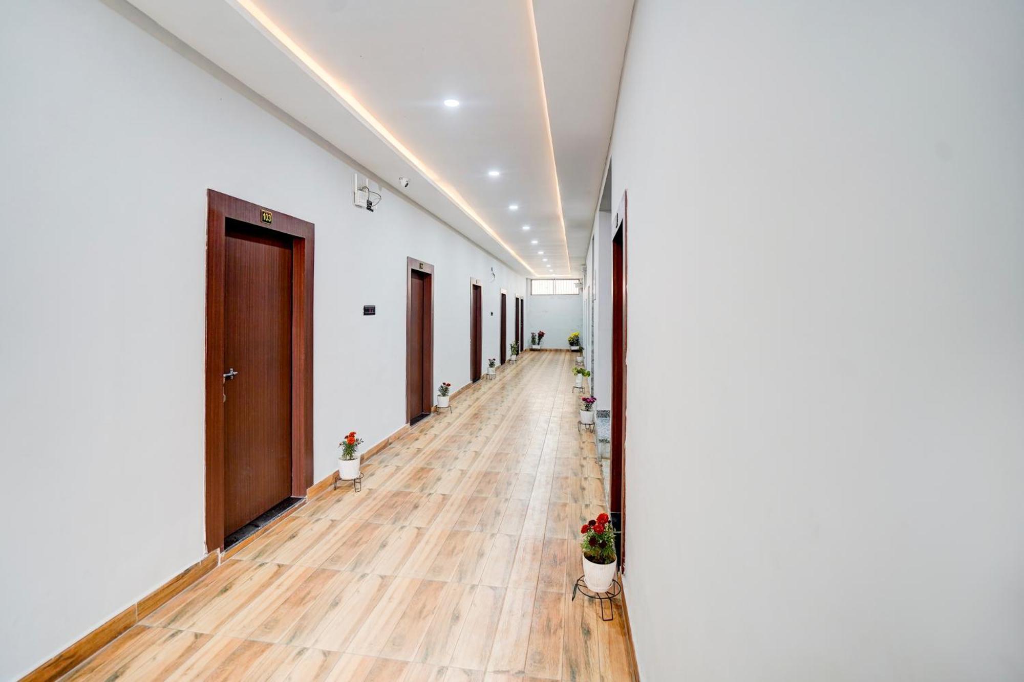 Hotel Vibe Blu- Варанаси Экстерьер фото