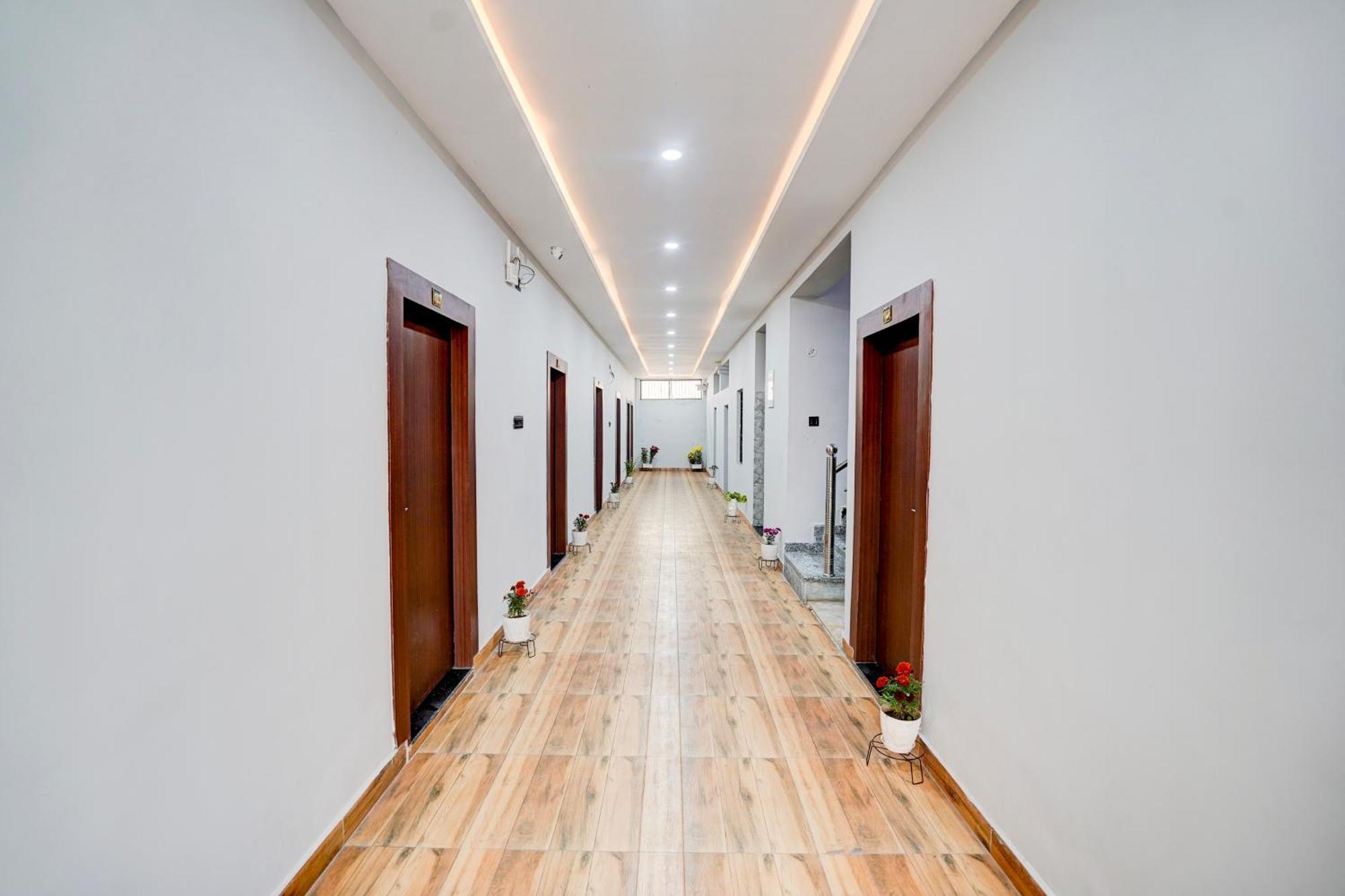 Hotel Vibe Blu- Варанаси Экстерьер фото